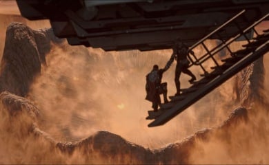 Escaping a giant sandworm in Dune Awakening 